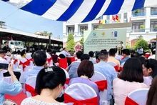 Cérémonie de remise de six camions électriques au Comité populaire de la ville de Huê, le 17 mai. Photo : PNUD/CVN
