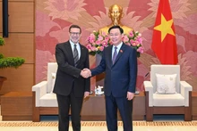 Le Président de l’Assemblée nationale, Vuong Dinh Huê (à droite) serre la main du nouvel ambassadeur d’Australie, Andrew Goledzinowski. Photo : VNA.