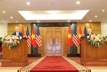 Le Secrétaire général du Comité central du Parti communiste du Vietnam Nguyên Phu Trong (à droite) et le Président Joe Biden rencontrent la presse. Photo : VNA.