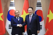 Le Président vietnamien Nguyên Xuân Phuc (à gauche) et le Président sud-coréen Yoon Suk-yeol se serrant la main lors de leur entretien à Séoul, le 5 décembre. Photo : VNA.