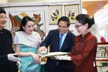 Le Premier ministre Pham Minh Chinh et son homologue thaïlandais Paetongtarn Shinawatra, en visite au Vietnam, contemplent et découvrent des produits artisanaux uniques du Vietnam le 15 mai. Photo : VNA.