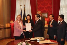 Le vice-président permanent de l'AN du Vietnam, Trân Thanh Mân, présente une lettre de remerciement du Vietnam à des dirigeants de l'organe législatif belge pour leur adoption de la résolution de soutien aux victimes vietnamiennes de l'agent orange. Photo : VNA.