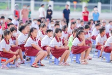 Des élèves dans une activité à l'école. Photo : VNA.