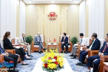 Le vice-président du Comité populaire de la province de Quang Ngai, Vo Phiên, reçoit l’ambassadeur du Canada au Vietnam, Shawn Steil. Photo : baoquangngai.