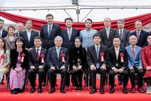Les délégués posent pour une photo. Photo : journal "Monde et Vietnam".