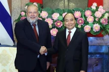 Le Président Nguyên Xuân Phuc (à droite) et le Premier ministre cubain Manuel Marrero Cruz. Photo : VNA.