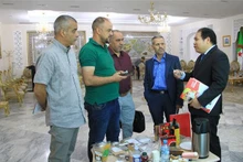 Le conseiller commercial vietnamien en Algérie Hoang Duc Nhuan (1er à droite) et le président de la Chambre de Commerce et d'Industrie de la province, Charef Rabah. Photo : VNA.