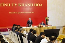 Le Président de l’Assemblée nationale, Vuong Dinh Huê lors de la séance de travail avec la permanence du comité du Parti de la province centrale de Khanh Hoa. Photo : VNA.