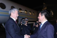 Le président du Cabinet des ministres de la République kirghize, Adylbek Aleshovich Kasymaliev accueilli à l’aéroport international de Nôi Bai par le ministre de l’Industrie et du Commerce Nguyên Hông Diên (à droite), à Hanoi, le 5 mars. Photo : VNA. 