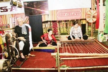 Les habitants du village de Dinh Yen, district de Lap Vo, province de Dông Thap, au Sud du Vietnam, préservent l’artisanat du tissage de nappes. Photo : NDEL.