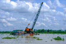 L'extraction du sable dans la rivière Hâu. Photo : VNA