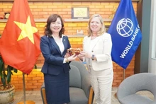 Vu Thi Chân Phuong, présidente de la Commission nationale des valeurs mobilières du Vietnam (à gauche) et Mariam Sherman, nouvelle directrice nationale de la Banque mondiale. Photo : NDEL.