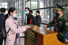 A 09h00 le 21 février, 21 personnes ont suivi les procédures pour entrer en Chine et près de 30 autres pour entrer au Vietnam. Photo: VNA