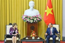 Le Président Nguyên Xuân Phuc et la gouverneure d'Australie-Méridionale, Frances Adamson. Photo : VNA.