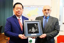 Le membre du Bureau politique et président de la Commission de la sensibilisation et de l’éducation du PCV, Tran Trong Nghia et le secrétaire général par intérim du PCA, Jorge Kneyness. Photo . VNA.