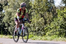 Vu Phuong Thanh sur son vélo lors des courses cyclistes de 1.800 km du SwissUltra 2022. Photo : SwissUltra
