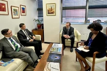 L'ambassadeur Dang Hoang Giang, chef de la mission du Vietnam auprès de l'ONU, lors d'une rencontre avec le directeur de la Division des affaires maritimes et du droit de la mer des Nations Unies. Photo : VNA.