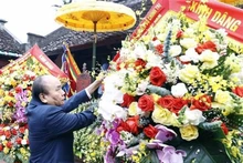 Le Président du Vietnam offre de l’encens en hommage aux devanciers à Nghê An 