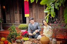 Charlie Win (États-Unis), ambassadeur du Capital Tourism Club, a apprécié l’atmosphère de la célébration du nouveau printemps dans une ancienne maison du Nord. Photo : VNA.