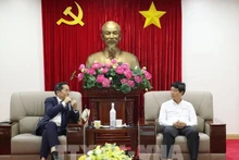 Le président du Comité populairede Binh Duong Vo Van Minh (droite) et le président du groupe CT, Tran Kim Chung. Photo : VNA