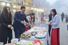 Des visiteurs au festival de cuisine de rue à Tam Dao. Photo : NDEL.