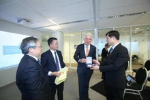Le vice-ministre de la Sécurité publique, Nguyên Duy Ngoc, remet un cadeau de souvenir au représentant du ministère néerlandais des Affaires intérieures et des Relations au sein du Royaume. Photo : VNA.