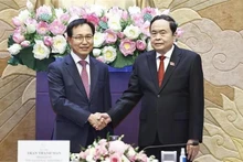 Le président de l'Assemblée nationale du Vietnam Tran Thanh Man (droite) et Choi Joo Ho, directeur général du complexe Samsung Vietnam. Photo : VNA.