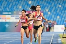Nguyên Thi Huyên et ses coéquipières décrochent la médaille d'or dans l’épreuve de 4x40 m pour féminin. Photo : dantri.com.vn