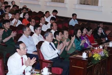 Le leader du Parti assiste à un concert spécial célébrant l'anniversaire de la Réunification nationale. Photo : VNA 