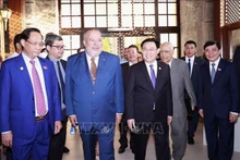 Le Président de l'Assemblée nationale vietnamienne, Vuong Dinh Huê, et le Premier ministre cubain, Manuel Marrero Cruz, ont participé à un Forum d'affaires Vietnam - Cuba. Photo : VNA.