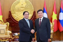 Le Premier ministre Pham Minh Chinh (à gauche) a rencontré le 8 octobre à Vientiane le secrétaire général du Comité central du Parti populaire révolutionnaire lao et président du Laos Thongloun Sisoulith. Photo : VNA.