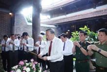 Le secrétaire général du Parti To Lam rend hommage au Président Ho Chi Minh à Nghe An. Photo : VNA. 