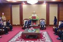 La réunion entre les dirigeants de Hoa Binh et de Houaphan. Photo : VNA.