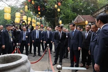 Le président Vo Van Thuong (1er rang, 4e à partir de la droite) et le président philippin Ferdinand Romualdez Marcos Jr. (1er rang, 5e à partir de la droite) visitent la cité impériale de Thang Long, à Hanoi, le 30 janvier. Photo : VNA.