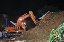 Les secouristes recherchent jour et nuit des victimes dans le glissement de terrain au col de Bao Loc. Photo: VNA