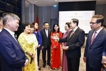 Le président de l’Assemblée nationale du Vietnam, Trân Thanh Mân, avec le personnel de l’ambassade du Vietnam en Fédération de Russie concurremment en Ouzbékistan, ainsi que les représentants de la communauté vietnamienne d’Ouzbékistan. Photo: VNA 