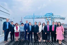 La délégation de la ville de Hai Phong et de Saigon Newport Corporation a visité le port de Göteborg avant de signer un protocole de coopération en septembre 2024. Photo : Bureau commercial du Vietnam en Suède
