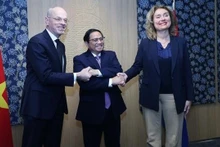 Le Premier ministre Pham Minh Chinh (au centre) a rencontré le Président de la Première Chambre Jan Anthonie Bruijn et la présidente de la Deuxième Chambre Vera Bergkamp. Photo : VNA.