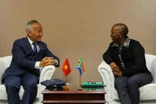 Le vice-ministre vietnamien de l'Industrie et du Commerce Trân Quôc Khanh (gauche) et la vice-ministre sud-africaine du Commerce, de l’Industrie et de la Concurrence, Nomalungelo Gina. Photo : VNA.