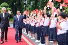 Le Premier ministre Pham Minh Chinh a présidé dans la matinée du 28 août, au Palais présidentiel à Hanoï, une cérémonie d'accueil de son homologue singapourien, Lee Hsien Loong (à gauche). Photo : VNA.