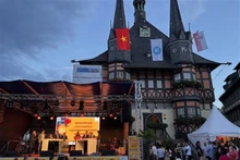 Le drapeau national vietnamien flotte sur le toit de l'hôtel de ville de Wernigerode. Photo: VNA.