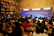 Un colloque international sur l’amélioration de la qualité des ressources humaines dans le tourisme culturel s’est tenu mercredi dans le complexe paysager de Trang An (Ninh Binh). Photo : NDEL.
