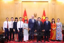 Le directeur de la HCMA Nguyên Xuân Thang (4e à partir de la droite) et l’ambassadeur de Suisse au Vietnam Thomas Gass (5e) lors de la rencontre. Photo: VNA