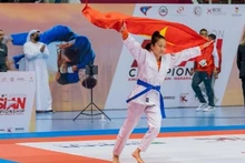 La combattante vietnamienne Phùng Thi Huê célèbre sa médaille d’or au Championnat d’Asie 2023. Photo : thethao.sggp.org.vn