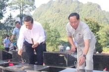 Le vice-président de l’AN Trân Quang Phuong remet des cadeaux aux personnes méritantes à Cao Bang. Photo : VNA.