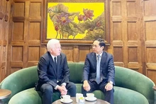 Le ministre vietnamien des Affaires étrangères Bùi Thanh Son (à droite) a rencontré Patrick Gerard McKillen, consul honoraire du Vietnam à Dublin. Photo : baoquocte.