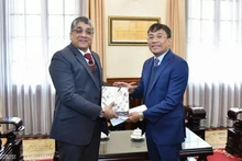 Le vice-ministre permanent des Affaires étrangères, Nguyen Minh Vu, président du Comité national vietnamien pour l'UNESCO, a reçu M. Vishal V. Sharma, ambassadeur, chef de la délégation indienne auprès de l'UNESCO, président de la 46e session du Comité du patrimoine mondial. Photo : baoquocte.