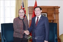 Le Président de l'Assemblée nationale du Vietnam Vuong Dinh Huê et la Présidente adjointe de la Chambre des représentants de la Nouvelle-Zélande et présidente de la commission parlementaire des affaires étrangères, de la défense et du commerce Jenny Salesa. Photo : VNA