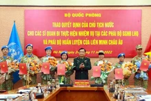 Le général de corps d’armée Hoàng Xuân Chiên, vice-ministre de la Défense (au milieu), et les sept officiers. Photo : VNA.