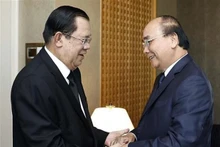 Le Président Nguyên Xuân Phuc (droite) et le Premier ministre cambodgien, Samdech Techo Hun Sen. Photo: VNA